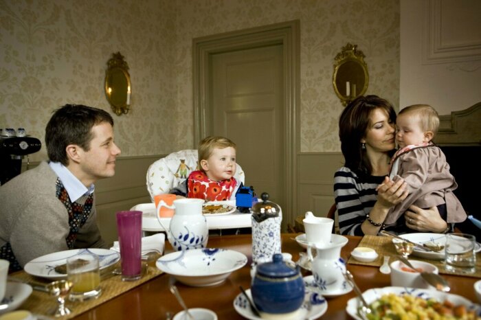 Кронпринцесса Мэри и кронпринц Фредерик с детьми. / Фото: Associated Press 1
