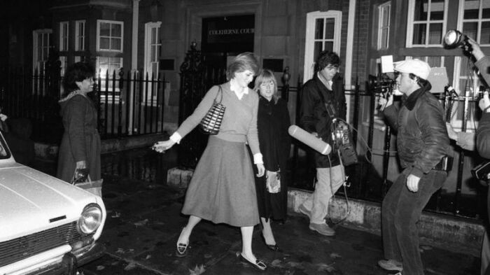 Фотографы преследуют Диану на следующий день после того, как она стала невестой принца Чарльза. / Фото: Getty Images