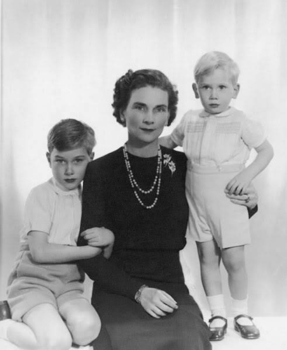Принц Уильям с мамой и братом. / Фото: Getty Images