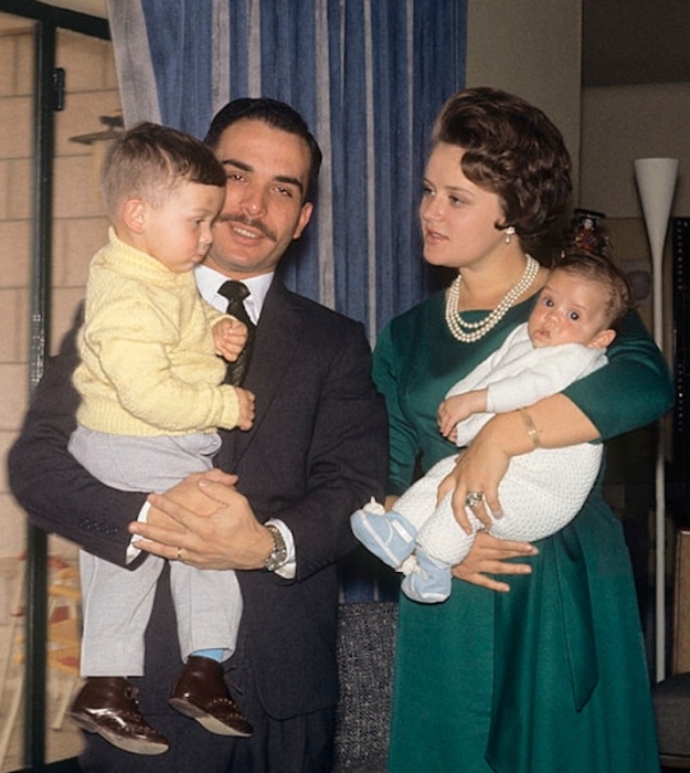 Король Хусейн II и принцесса Муна с детьми. / Фото: Getty Images"