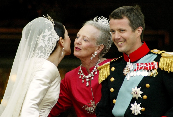 Королева Маргрете, кронпринцесса Мэри и кронпринц Фредерик. / Фото: Associated Press