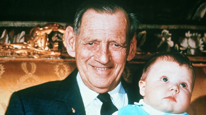 Маленький Фредерик со своим дедушкой королем Фредериком IX. / Фото: Getty Images