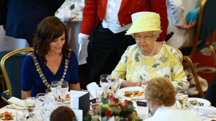 Королева Елизавета II за трапезой. / Фото: Getty Images