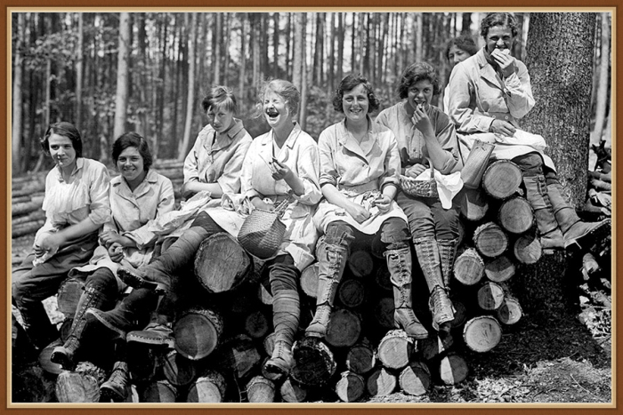 Девушки работают на лесопилке во время Первой мировой войны