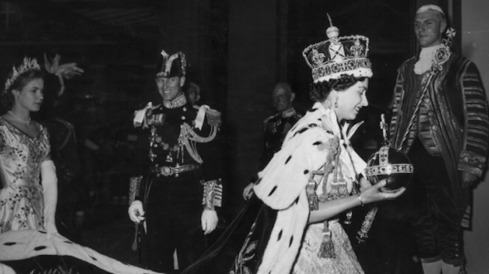 Королева Елизавета II возвращается в Букингемский дворец из Вестминстерского аббатства после своей коронации, Лондон, 2 июня 1953 года. / Фото: Getty Images