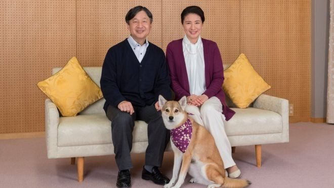 Принцесса Масако со своим мужем, принцем Нарухито, и их собакой. / Фото: REUTERS