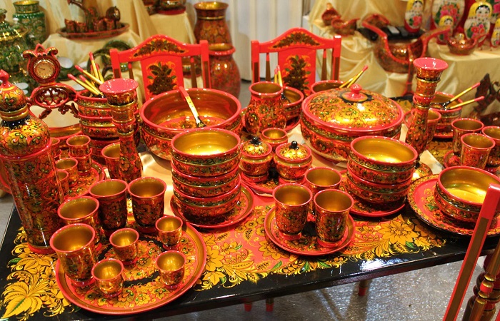  Деревянная посуда, расписанная хохломскими умельцами, всегда дарит праздничное настроение