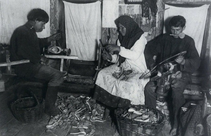 Вот так, всей семьей, трудились над созданием деревянных изделий.