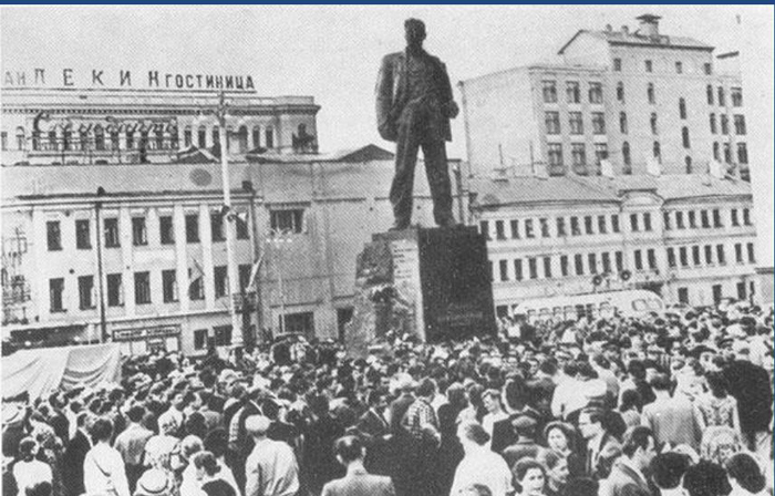 4 апреля 1965 года, демонстрация «СМОГ». / Фото:  image4.slideserve.com