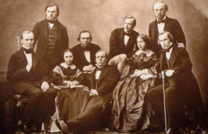 Дети купца П.К.Боткина.В первом ряду слева направо Петр,Мария, Сергей, Екатерина,Михаил. Во втором ряду Дмитрий, Павел, Владимир, Николай.