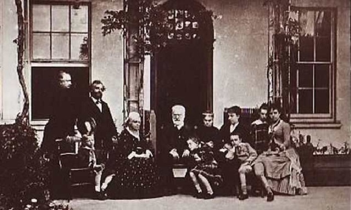 Виктор Гюго с семьей