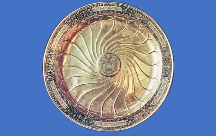 Свадебный подарок для Марии - золотое блюдо, сделанное из трёхкилограммового куска золота, декорированное чернью, на котором находился головной убор. / Фото: mir-znaniy.com