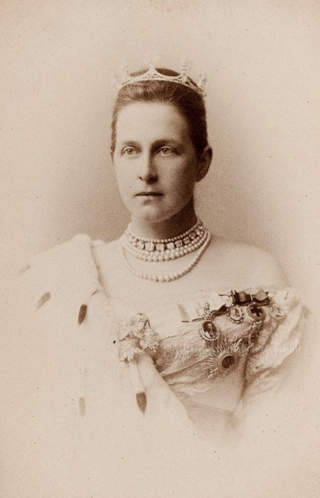 Ольга Константиновна, королева Греции в бриллиантовой тиаре (1851-1926). Начало 1890-ых. / Фото: sun9-78.userapi.com Ольга Константиновна, королева Греции в бриллиантовой тиаре (1851-1926). Начало 1890-ых. / Фото: sun9-78.userapi.com
