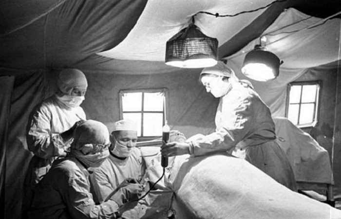 В военном госпитале все хирурги следовали рекомендации Вишневского, делали новокаиновые блокады, использовали мазь. / Фото: cf4.pptonline.org В военном госпитале все хирурги следовали рекомендации Вишневского, делали новокаиновые блокады, использовали мазь. / Фото: cf4.pptonline.org