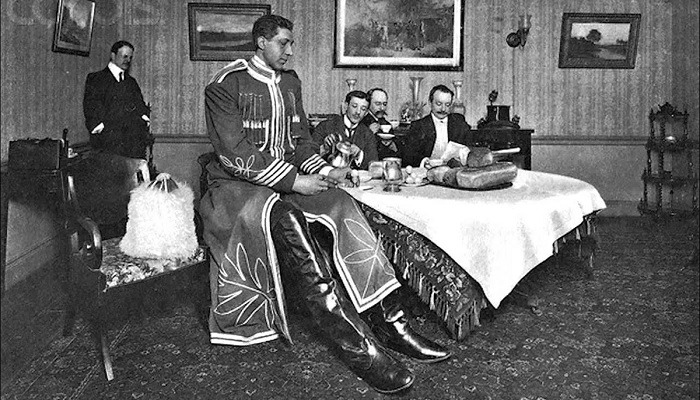 Махнев встречался со многими знаменитостями, в разных странах бывал в гостях у именитых предпринимателей Махнев встречался со многими знаменитостями, в разных странах бывал в гостях у именитых предпринимателей