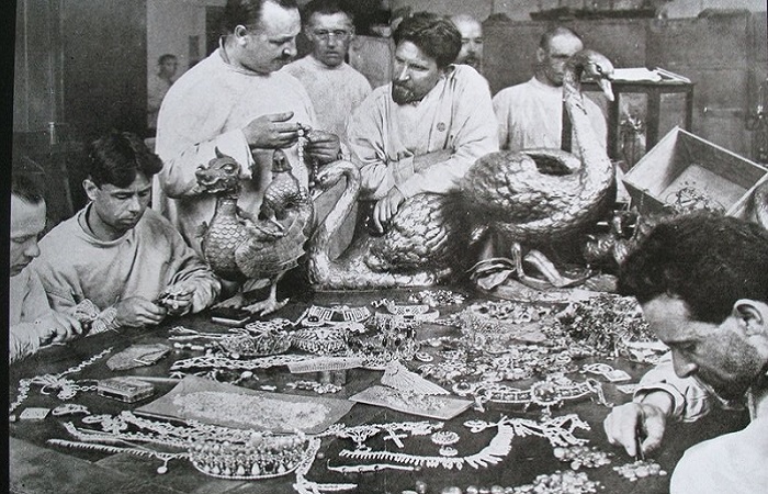 Эксперты изучают драгоценности Романовых и ювелирные изделия из коллекции Юсуповых. / Фото: img-fotki.yandex.ru Эксперты изучают драгоценности Романовых и ювелирные изделия из коллекции Юсуповых. / Фото: img-fotki.yandex.ru