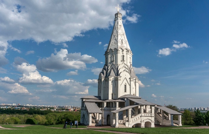 В честь рождения Ивана IV был построен первый каменный шатровый храм в России, именуемый как Церковь Вознесения Господня. /Фото: rasfokus.ru