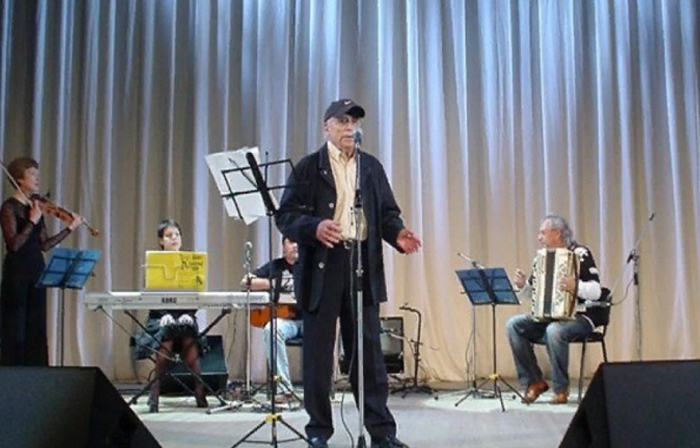Юз Алешковский на концерте. / Фото: blatata.com
