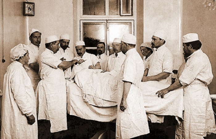 А. В. Вишневский в операционной . / Фото: /warspot.ru А. В. Вишневский в операционной . / Фото: /warspot.ru