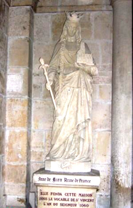 Памятник святой Анны в костеле святого Винсента в Санлисе. / Фото: i.yapx.cc Памятник святой Анны в костеле святого Винсента в Санлисе. / Фото: i.yapx.cc