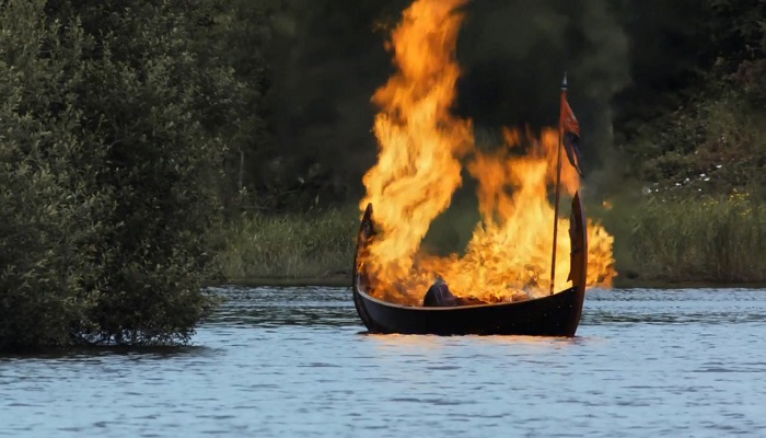 Погребальный обряд славян до крещения Руси - сжигание на плоту. / Фото: a.d-cd.net Погребальный обряд славян до крещения Руси - сжигание на плоту. / Фото: a.d-cd.net