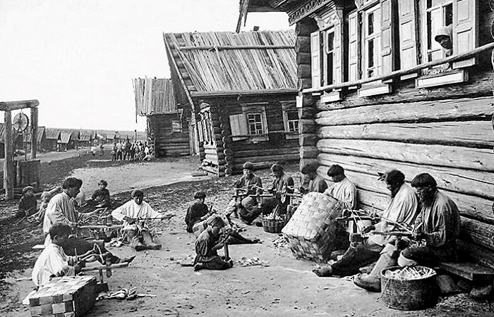 Над изготовлением деревянной посуды трудились артелями, даже целой деревней.