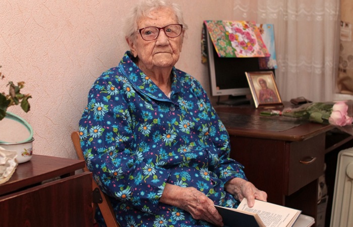 Мудрая женщина советует всем любить ближних, никому не завидовать и никогда не сравнивать себя с другими. / Фото: cdn.ruwiki.ru