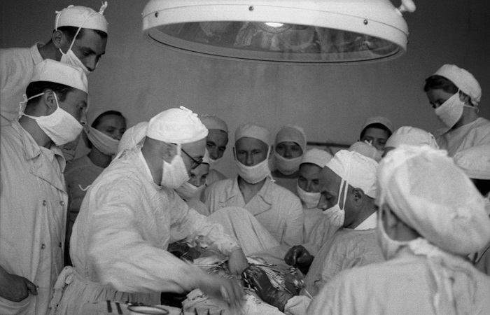 А.А. Вишневский проводит операцию на сердце, 1968 г. ОФ 69389. / Фото: milmed.spb.ru А.А. Вишневский проводит операцию на сердце, 1968 г. ОФ 69389. / Фото: milmed.spb.ru