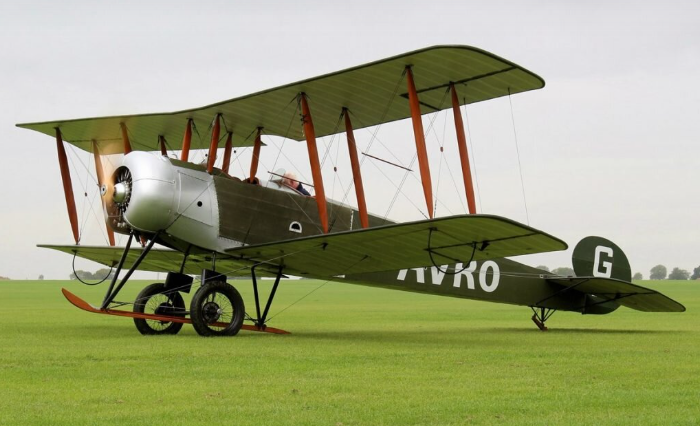 Впервые летчик-испытатель поднялся в небо на самолете, созданном по образцу британского Avro-504K \ ФОТО: www.dzen.ru 