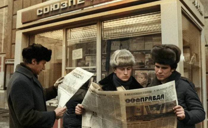 Советской власти было о чем беспокоиться, ведь газеты и радио были основными источниками информации./ Фото: www.slonakupi.com
