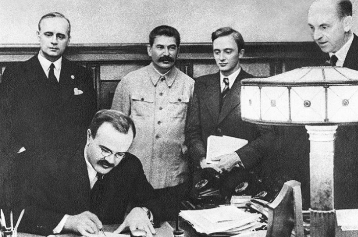 Подписание договора о ненападении между СССР и Германией / ФОТО: www.kommersant.ru 