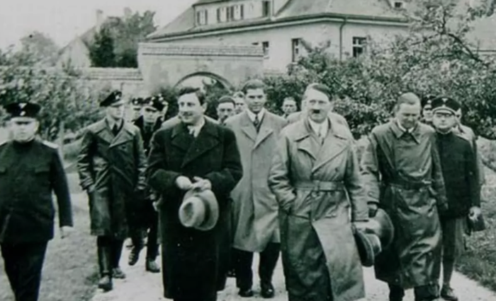 Эмиль Морис и Гитлер / ФОТО: www.autoparus.by