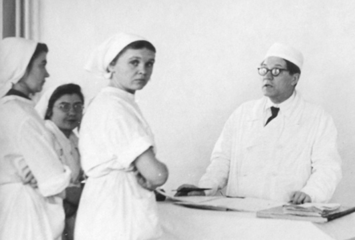 Именитый врач за работой в послевоенные годы. / Фото: www.miloserdie.ru