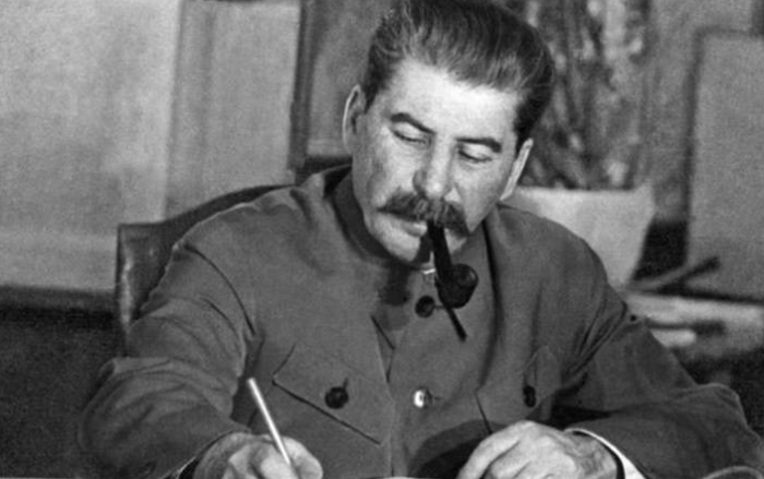 Редко на какой фотографии Сталин смотрит прямо в кадр. / Фото: www.fessl.ru