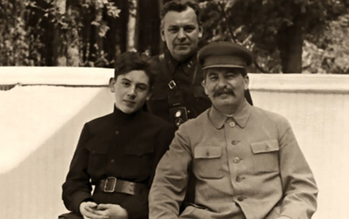 Сталин с сыном и личным охранником Николаем Власиком. / Фото: www.aif.ru