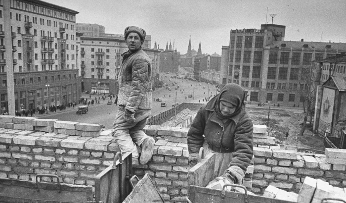 Труд наравне с мужчинами, все, что получили советские женщины в результате. / Фото: www.newizv.ru
