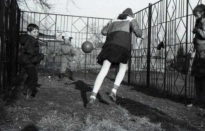 Советским детям для веселья нужен был лишь мяч и компания / ФОТО: www.fishki.net