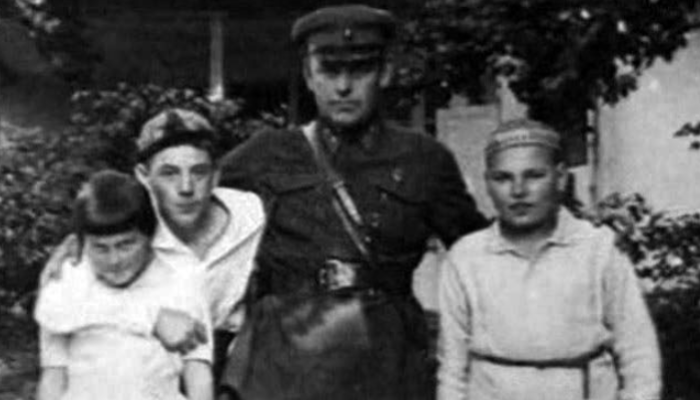 Редкое фото: Власик с детьми Сталина. / Фото: www.back-in-ussr.com