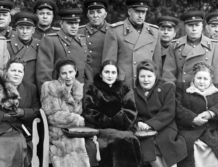 Советские генералы с женами / ФОТО: www.dzen.ru