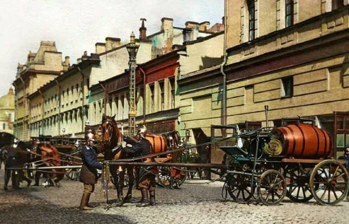 Пожарники с бочками в XIX веке. / Фото: pulse.mail.ru
