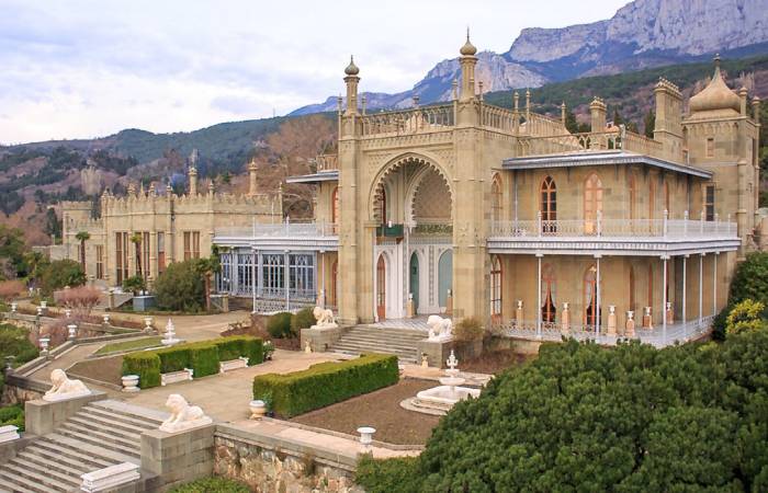 Воронцовский дворец в Алупке. / Фото: perevozki.transavto7.ru