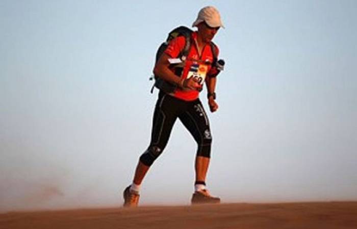 Мауро Проспери в пустыне на марафоне. / Фото: cool.hu
