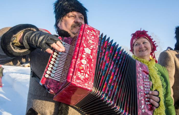 Гармошка - любимый народный инструмент для воспроизведения фольклорных песен. / Фото: 2r.ru 