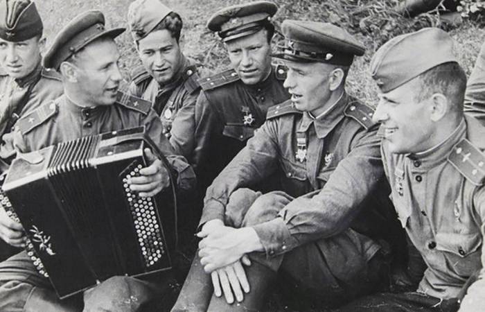 Гармошка в годы войны была верной спутницей солдат. / Фото: www.culture.ru 