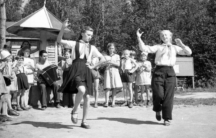 Танцы под гармошку в СССР. / Фото: m.fotostrana.ru