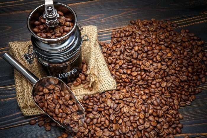 Зерна кофе мошенники подделывали, изготавливая их из теста или глины. / Фото: nutstime.ru
