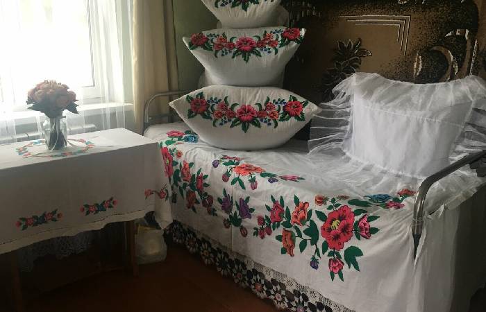 Подзор, подушки пирамидкой и накидки - украшение кровати. / Фото: mebel-gu.ru