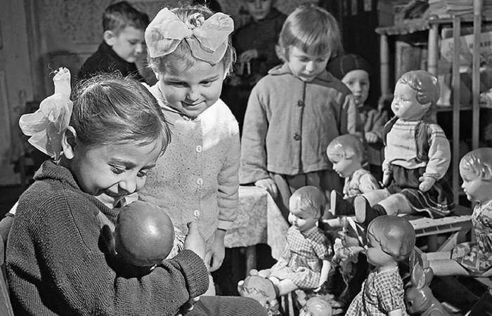 Педагог Антонов призвал вернуть куклы девочкам. / Фото: www.vounb.ru