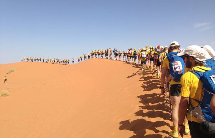 Участники песчаного марафона. / Фото: nogibogi.com