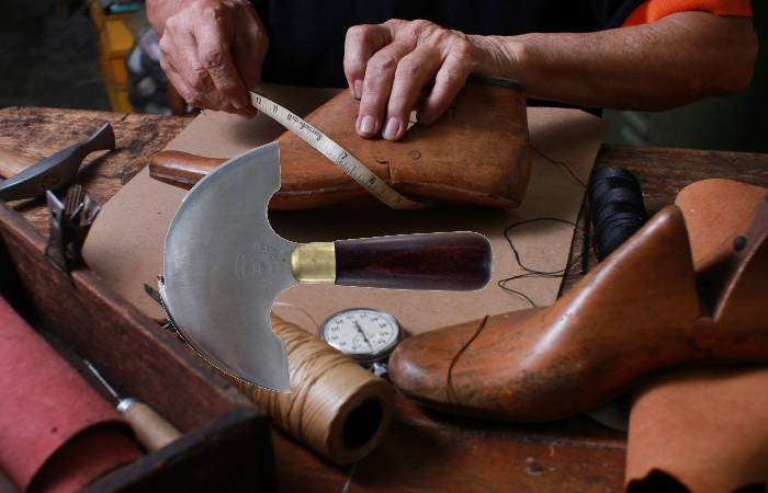 Чаветас - сапожный нож для обрезки кожи, использовался в качестве орудия во время разборок. 